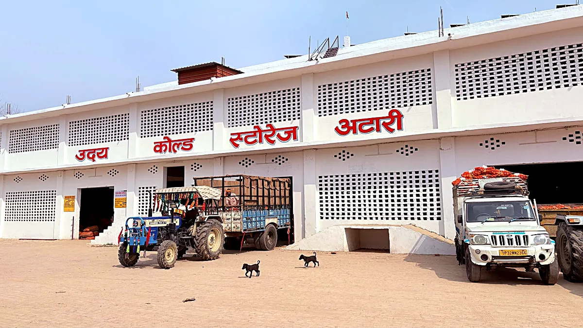 स्टोर के सामने ट्रैक्टर-ट्रॉली